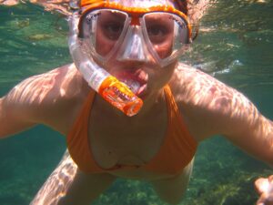 Kvinde dykker med orange dykkerbriller